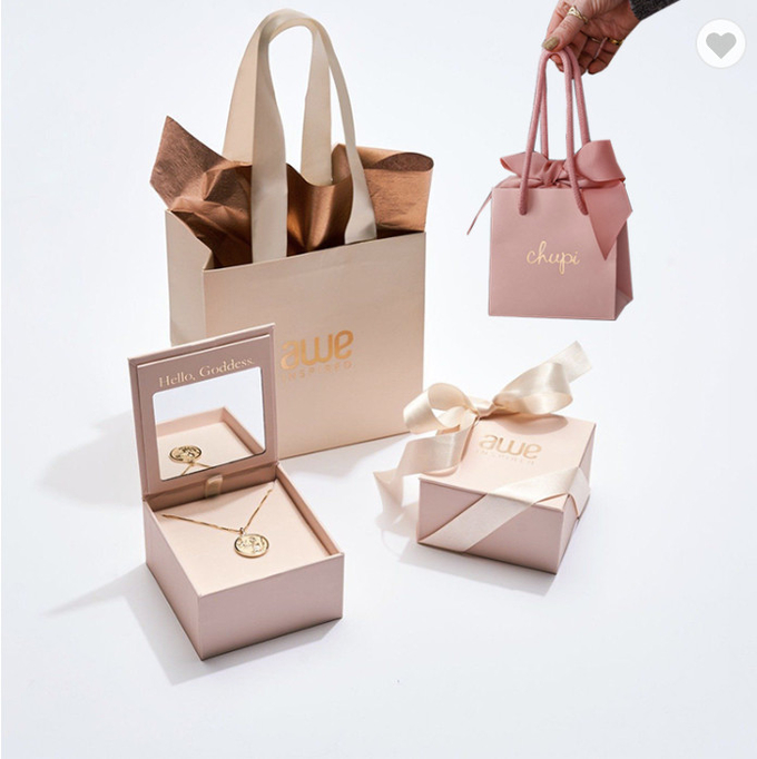 Küçük Gül Pembe CMYK Şık Hediye Kağıt Çanta Paketleme Taşıyıcı Şeritli Talimlerle 230gm 0